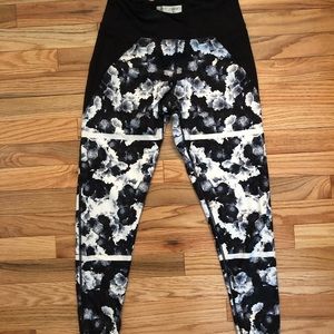 Patterned capris length leggings